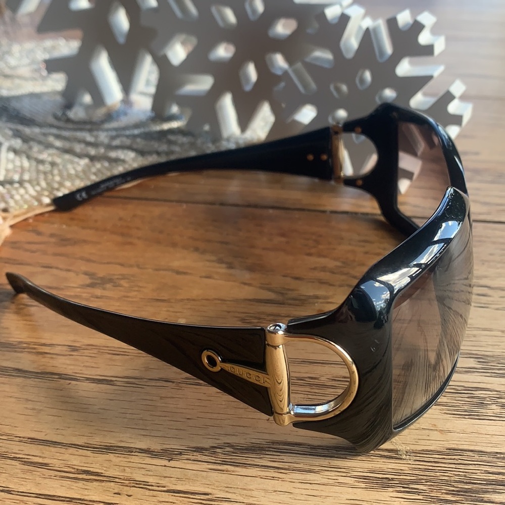 GUCCI SUNGLASSES ..BLACK with GOLD DETAILS 😎😎😎 LIKE BRAND NEW ☀️☀️💫⭐️⭐️